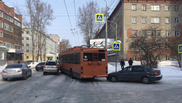 Троллейбус столкнулся с 2 машинами и сбил пешехода на Ленина в Томске