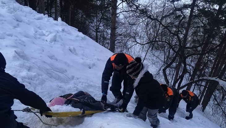 Томские спасатели эвакуировали девочку, неудачно скатившуюся с горы