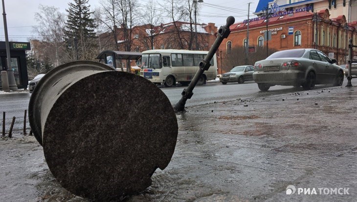 Маршрутка сбила ограждение в центре Томска, пострадавших нет