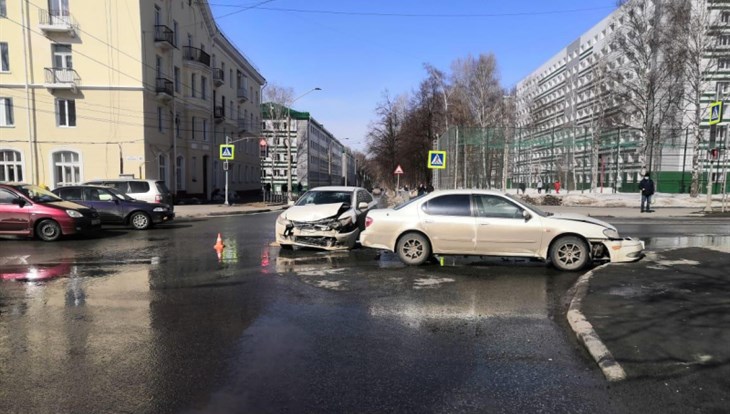 Honda и Nissan столкнулись на Вершинина в Томске, двое пострадали