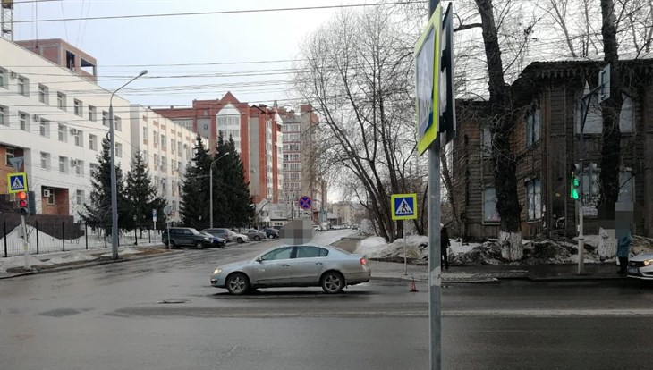 Два мальчика попали под машину, перебегая дорогу на красный в Томске