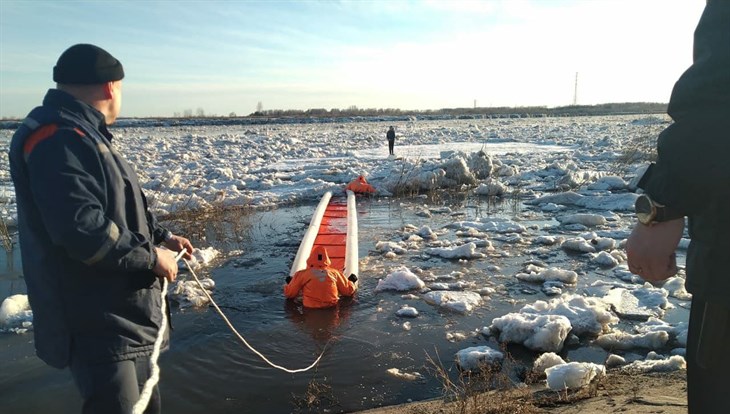 Спасатели сняли томичку с оторвавшей от берега льдины в Лагерном саду