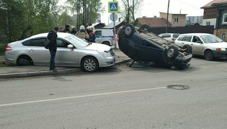 Honda перевернулась, столкнувшись с Nissan в Томске, двое пострадали