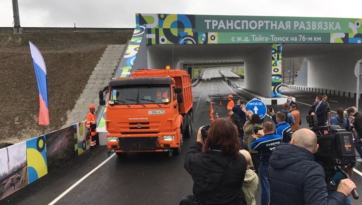 Автомобили поехали по новой развязке на Богашевском тракте в Томске
