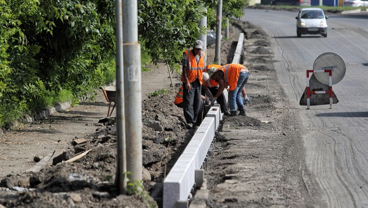 "Ненормативные" колодцы осложняют ремонт дороги на Яковлева в Томске