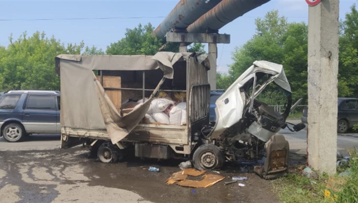 Мужчина лишился ноги, въехав на грузовике в бетонный столб в Томске