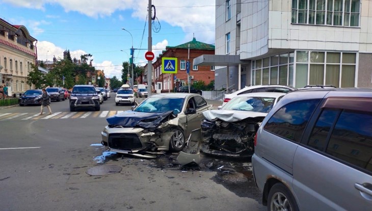 Volkswagen врезался в Mitsubishi в центре Томска, водители в больнице