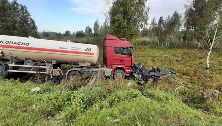 Двое погибли при столкновении газовоза и "ВАЗа" на томской трассе
