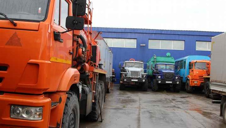 Приставы арестовали 12 грузовиков томской компании-должника по налогам