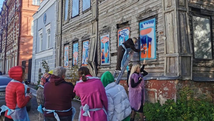 Леший и русалка поселились в окнах томской "заброшки" напротив ТЮЗа