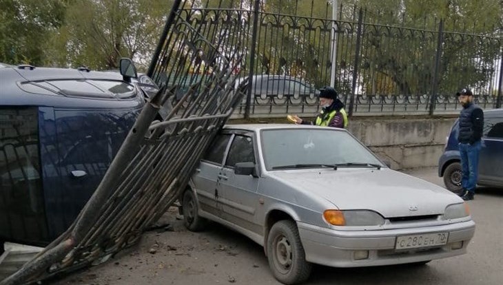 BMW снес забор и упал на парковку томского Союза ветеранов Афганистана