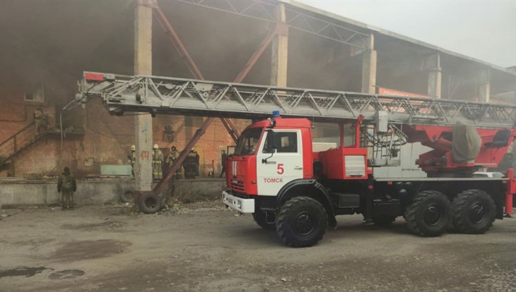 Около 40 пожарных более 3 часов тушат склад на Мичурина в Томске