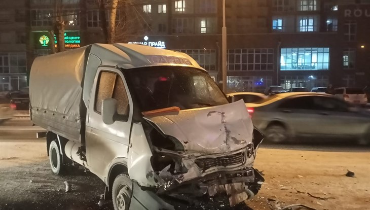 "Лада" и "Газель" столкнулись на Яковлева в Томске, двое пострадали
