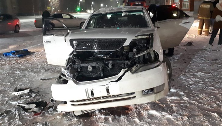 Toyota в Стрежевом врезалась в припаркованные авто, двое в больнице