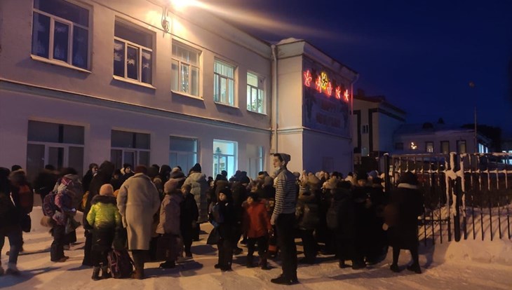 Почти 500 человек эвакуировались из гимназии №24 в Томске из-за пожара