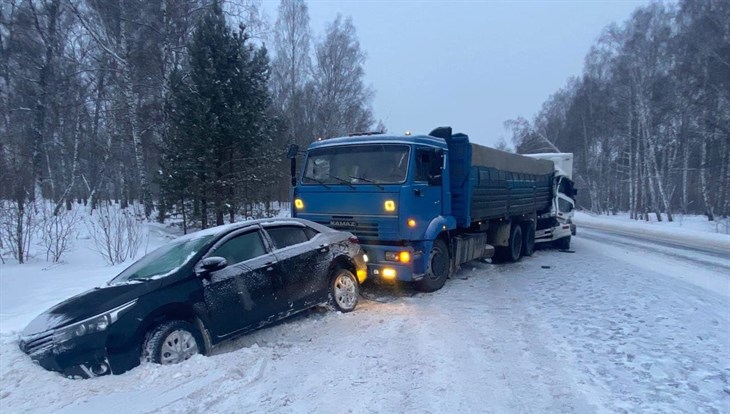 Водитель грузовика погиб в тройном ДТП на томской трассе