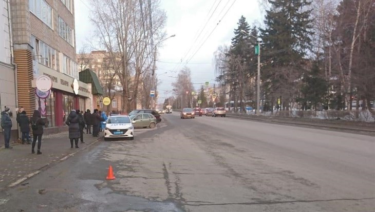 Троллейбус наехал на выпавшего из салона 61-летнего пассажира в Томске