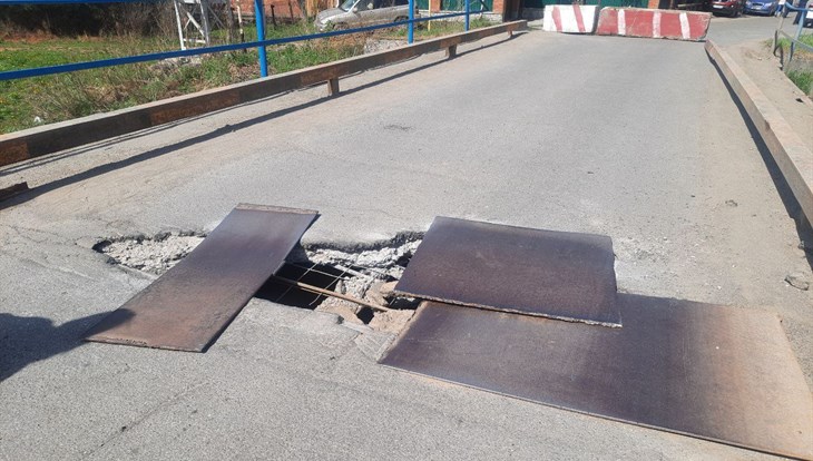 Мост через Ушайку в томском Заварзине закрыт из-за новых провалов