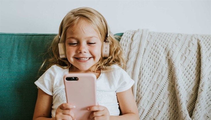 Исследование: дети чаще смотрят видео на телефоне, а не играют