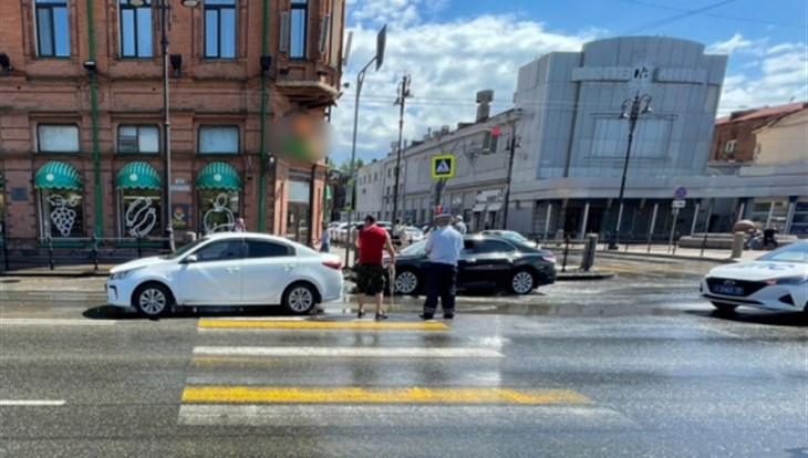 Kia Rio сбила девочку, переходившую дорогу на зеленый свет в Томске