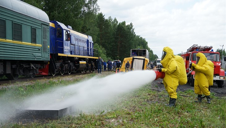 Спасатели ликвидировали "аварию" поезда со спецгрузом в Северске