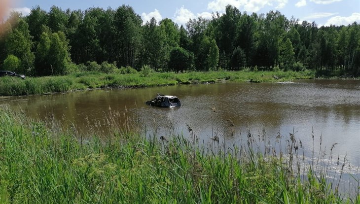 Nissan опрокинулся в озеро около томской деревни, водитель погиб