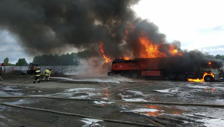 Три бензовоза загорелись под Томском, огонь охватил 300 "квадратов"
