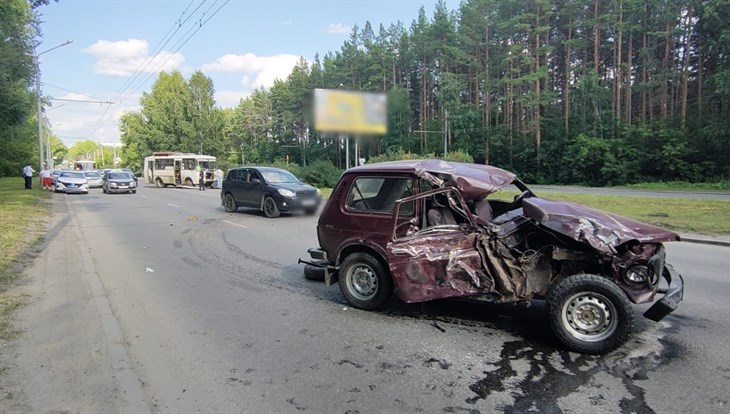 Два пассажира "Нивы" госпитализированы после ДТП с маршруткой в Томске