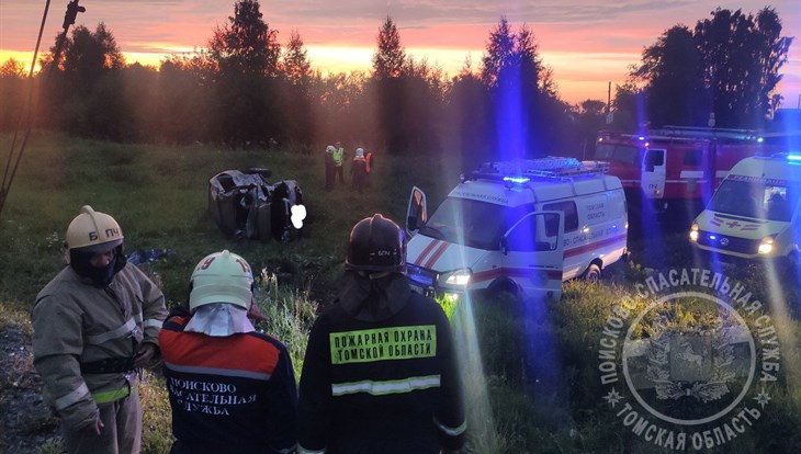 Поезд сбил легковушку в Томске, один человек погиб, второй в больнице