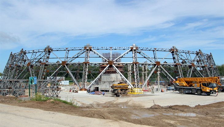 Строители возводят 80-метровую градирню реактора "БРЕСТ-300" на СХК