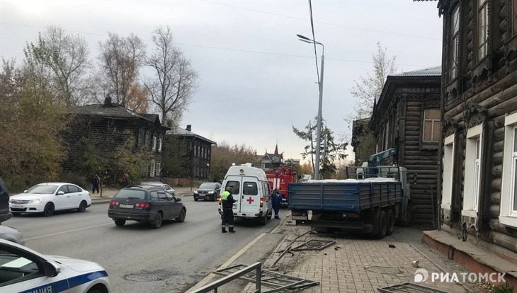 Автокран врезался в дом из "списка 701" на Красноармейской в Томске