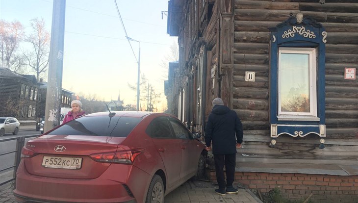 Автомобиль въехал в еще один дом из "списка 701" в Томске