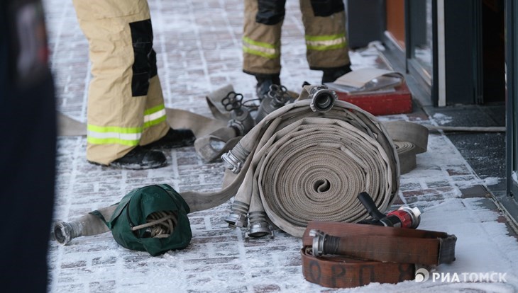 Реанимобиль полностью сгорел ночью на улице Транспортной в Томске
