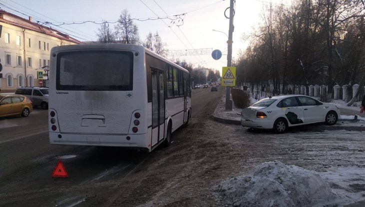 Водитель такси попал в больницу после удара маршрутки в центре Томска