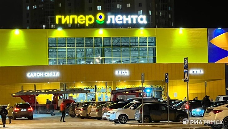 Пожарные машины приехали к гипермаркету "Лента" на Елизаровых в Томске