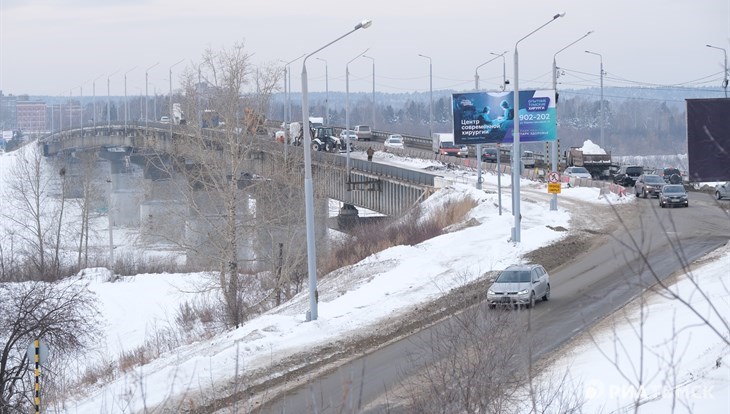Светофор у томского моста настроен в пользу тимирязевского трафика