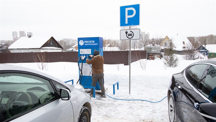 Заправка для электромобилей заработала у "Изумрудного города" в Томске