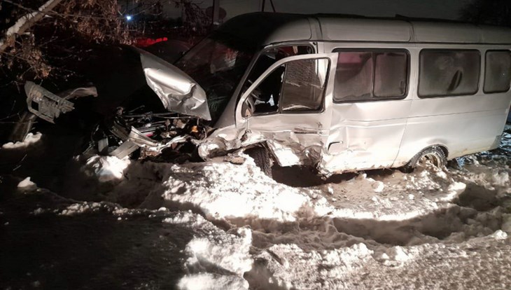 Двое пострадали в лобовом ДТП микроавтобуса и внедорожника в Томске