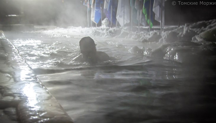 Томские моржи проплыли 12 км в ледяной воде на марафоне в Новосибирске