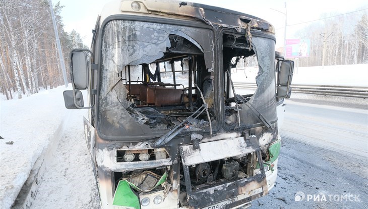 Автобус загорелся на Богашевском тракте в Томске, движение ограничено