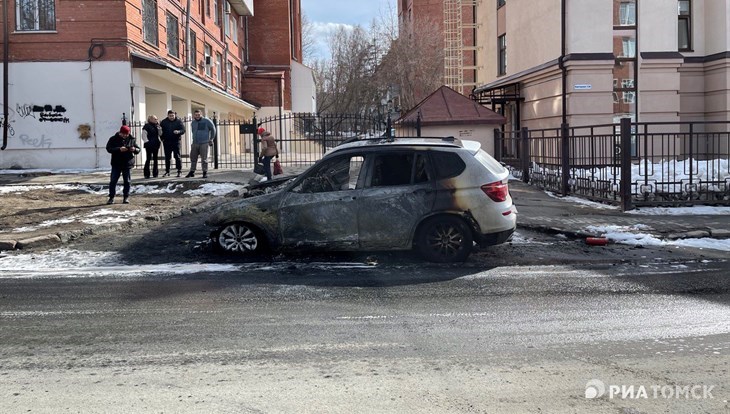 BMW X3 сгорел на улице Карташова в Томске