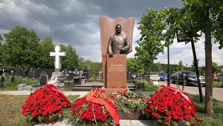 Томичи открыли памятник Егору Лигачеву в Москве