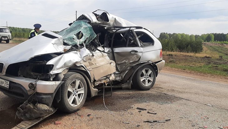 Водитель и пассажир BMW X5 погибли в ДТП с лесовозом на томской трассе