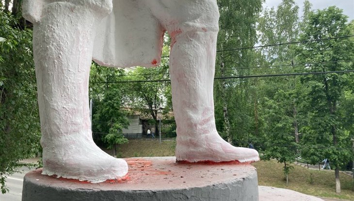 Сапоги памятника Кирову в Томске в четверг утром недолго были красными
