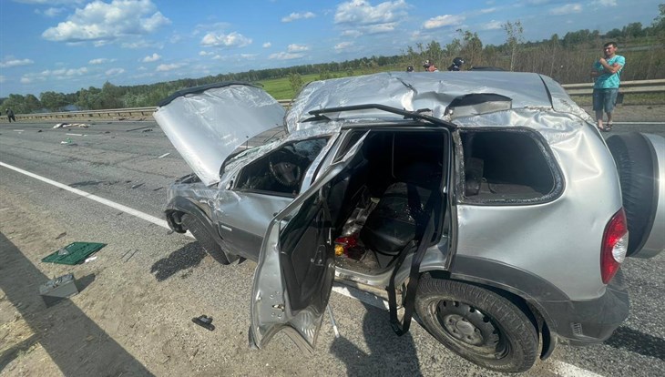 Chevrolet Niva перевернулся на томской трассе, один человек погиб
