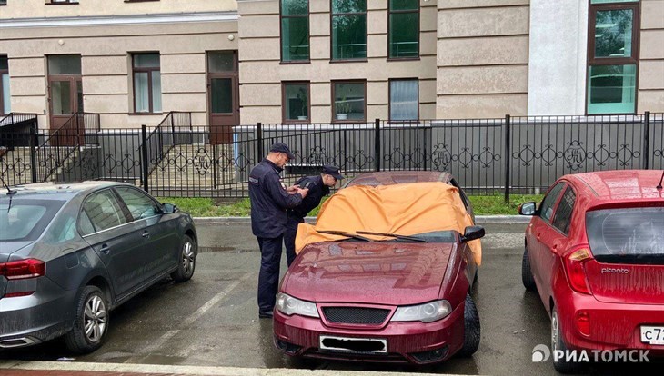 Прохожие обнаружили легковушку с двумя трупами в центре Томска