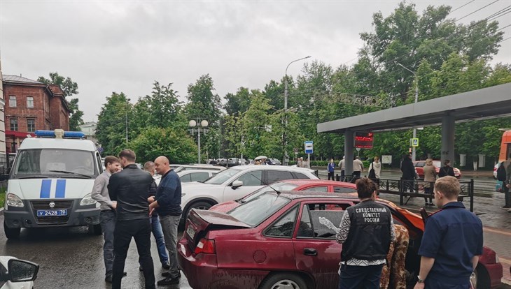 СК установил личности мужчин, обнаруженных в авто в центре Томска