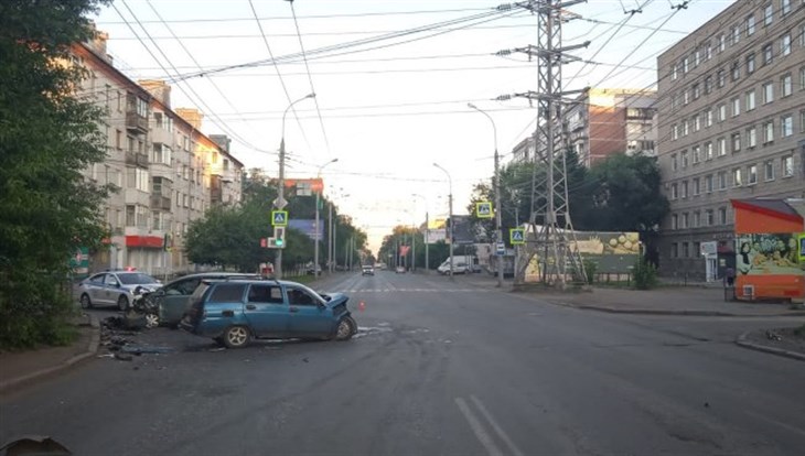 Три человека пострадали в ночном ДТП на Фрунзе в Томске