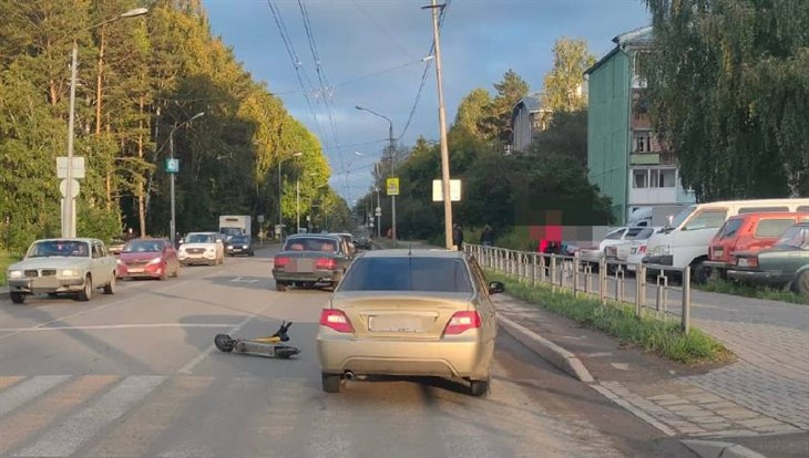 Daewoo сбил девушку на электросамокате на пешеходном переходе в Томске