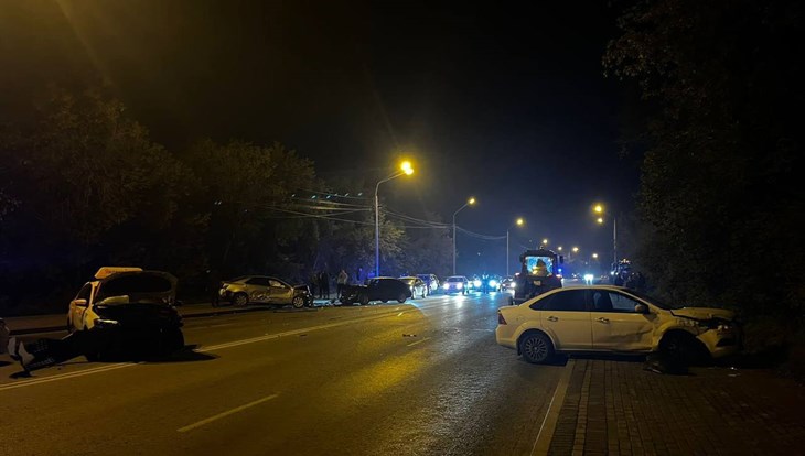 Трактор и четыре легковушки столкнулись в Томске в субботу вечером
